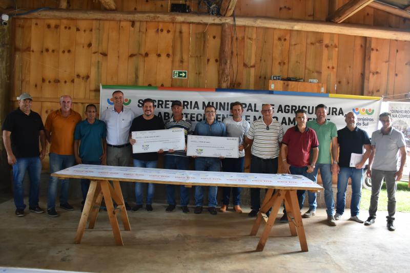 Vereadores participam de entrega de R$  46 mil para associações de Laranjeiras do Sul